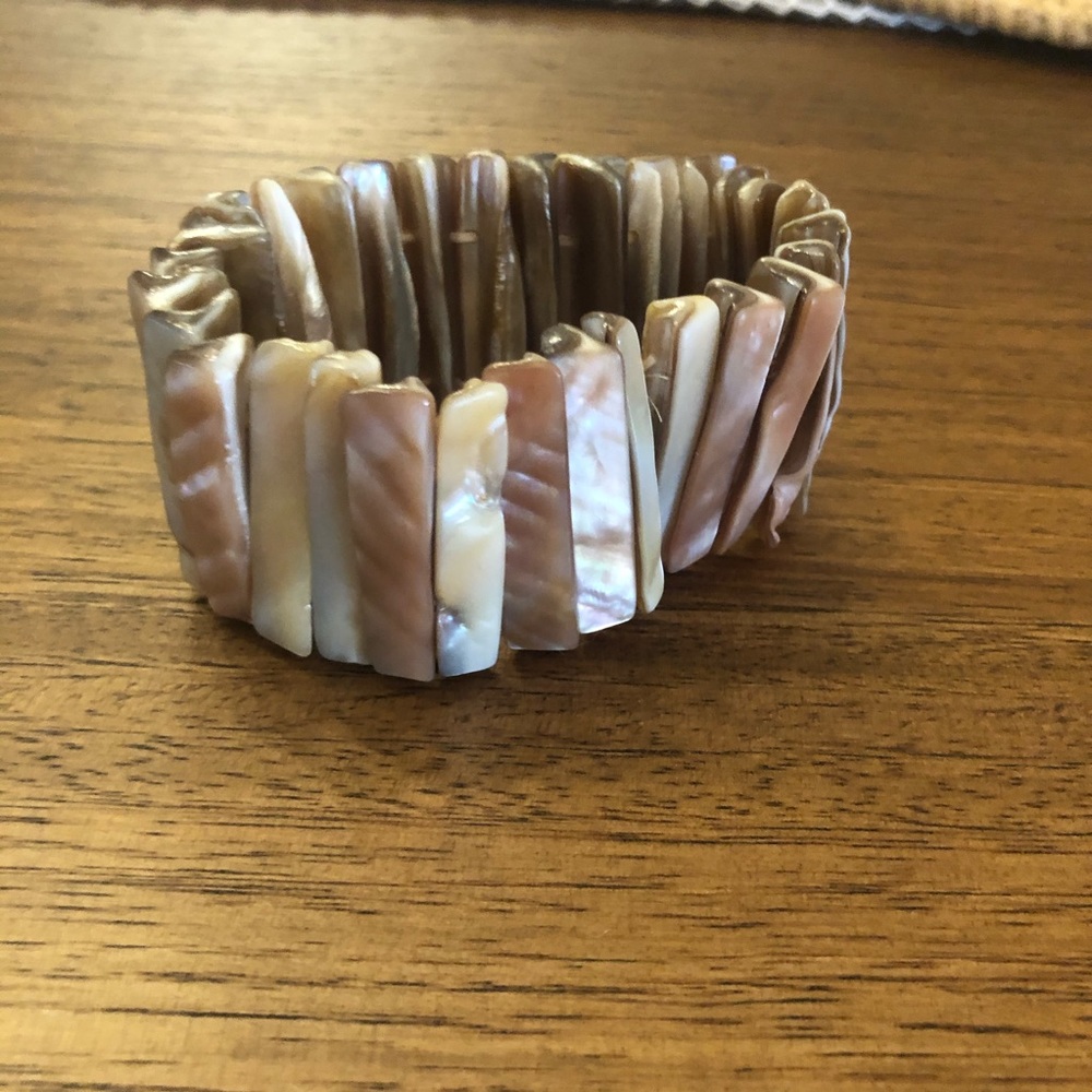 Stretchy shell bracelet